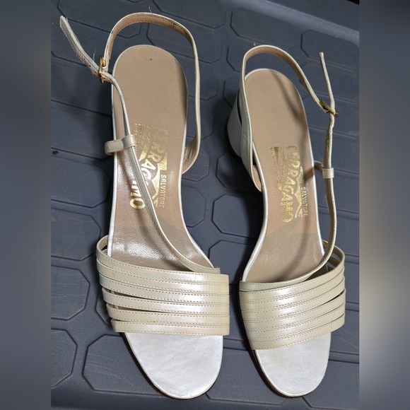 Ferragamo Italian chunky heel strappy sandals Champagne pearlescent sz 7 AA - Picture 1 of 9